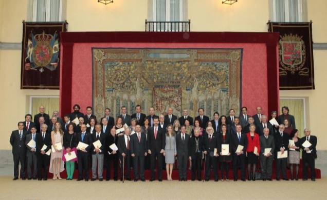 Fotografía de grupo de Sus Altezas Reales los Príncipes de Asturias con los premiados